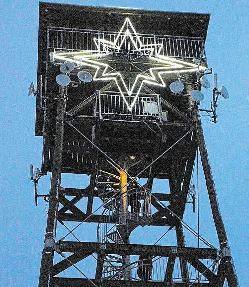 36 15. prosince 2017 Česká republika Terezku krášlí rekordníhvězda Na Chrudimsku mají největší adventní hvězdu včesku.zářit bude do Tří králů.