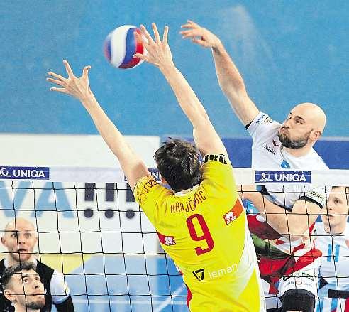 Ostravsko 15. prosince 2017 39 Ostravští hledají vútoku ranaře Základní část extraligy volejbalistů je vpolovině. AOstravští stále hledají jistotu vútoku, bombera, oněhož by se mohli opřít.