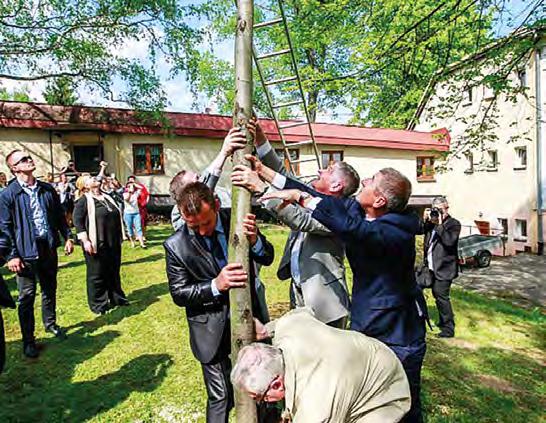 května navštívili paní Ploticovou zástupci města Petřvaldu starosta Jiří Lukša a místostarosta Petr Dvořáček, aby i oni spolu s ředitelem domova Pavlem Zelkem popřáli oslavenkyni do dalších let