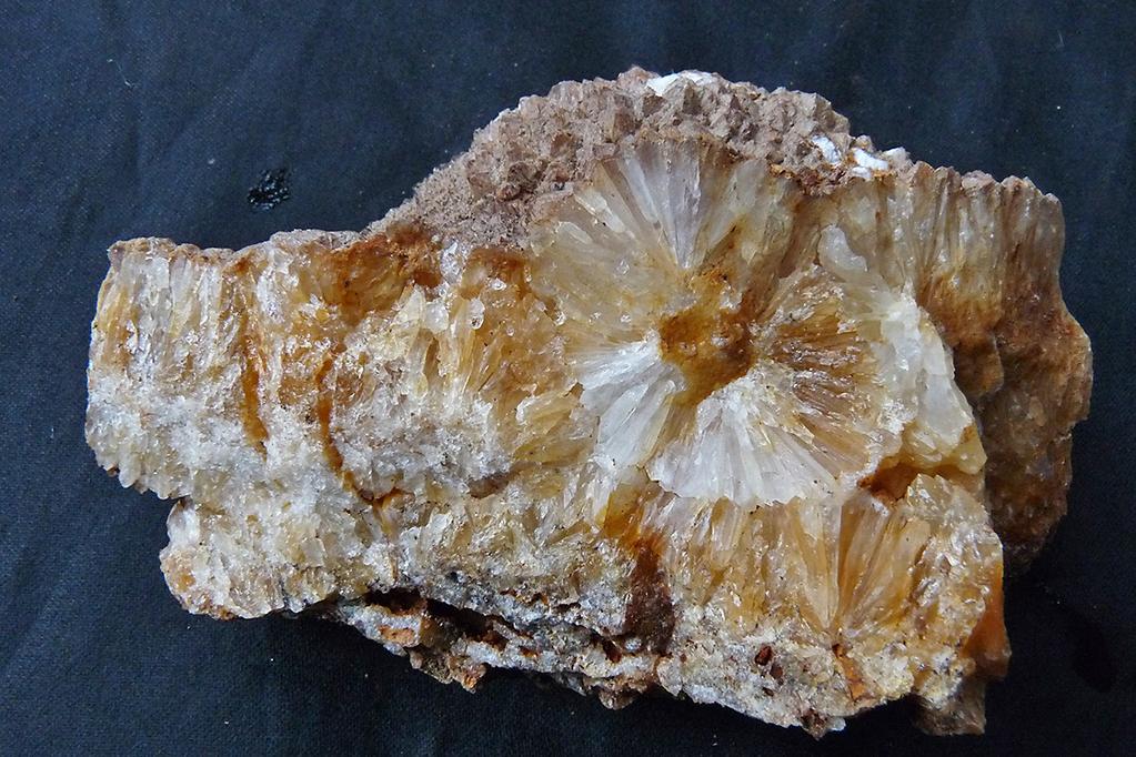 a ). Zpřístupnění odvalů umožnilo provedení nového mineralogického průzkumu a revizi dané lokality.