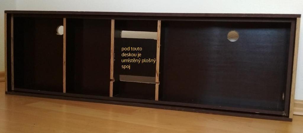 Čelo displeje je tvořeno plexisklem tloušťky 4 mm z důvodu ochrany před dopady balónu. V zadní stěně boxu je otvor, který je zaslepený deskou z plastu tak.