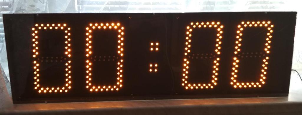 Scoreboard bude uchycen na dvou šroubech tak, aby jej bylo možné sundat (z důvodu konání kulturních akcí v této