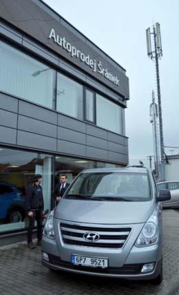 Velkou pomocí by proto byl automobil se speciální úpravou pro najíždění invalidního vozíčku. Taková úprava je však vel mi drahá, a tak se lidé začali do mlouvat, co vše by mohlo rodině pomoci.