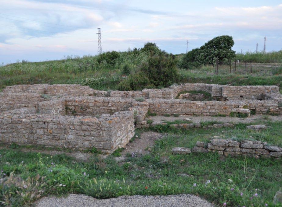 Kdo má rád umění, sochy a historii si přijde na své. Už na příjezdové cestě stojí krásný, vysoký kamenný sloup s vytesanými postavami.