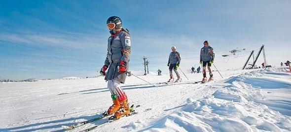 Okamžitě jsem to odkýval, že souhlasíme, zaplatil a majitel s naším budoucím průvodcem začali nosit vybavení pro nás a sedlat koně. Netrvalo dlouho a byli jsme plně připraveni, jen nasednout.