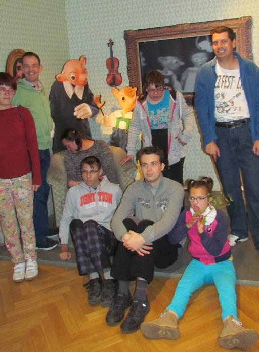 Další veřejně prospěšné služby Vzdělávání se speciálním pedagogem Vzdělávání se speciálním pedagogem navazuje na znalosti klientů získané ve školách s cílem tyto znalosti upevnit a využívat v běžném