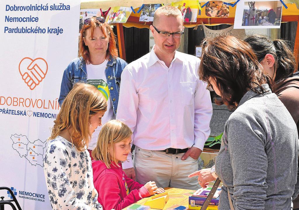červen 2017 NAŠE NEMOCNICE 13 Dobrovolníci se zapojili do Dne dobrovolnicví ve Sviavách Naše nemocnice s úspěchem oslovily dobrovolníky.