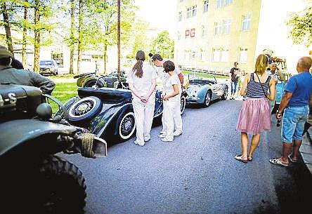 Voženílková. Komunikace uvniř nemocnice ozdobila hisorická vozidla.