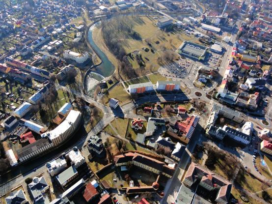 Severně od středu města nelze přehlédnout komplex sportovišť s lehkoatletickým stadionem, fotbalovým a zimním stadionem, venkovními tenisovými a volejbalovými kurty i tenisovou halou.