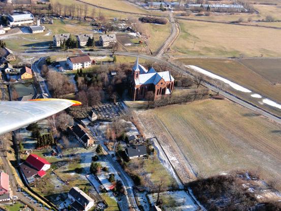 Třemešná Třemešná leží severozápadním směrem od města Krnov a je výchozím bodem úzkokolejné železnice vedoucí do Osoblahy. Dominantou obce je farní kostel svatého Šebestiána z 1. pol. 18.