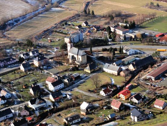 Na okraji obce stojí farní kostel Nanebevzetí P. Marie pseudogotická architektura z let 1866-1870. Liptaň leží na úzkokolejné trati Třemešná Osoblaha, v kopcích nad obcí je rozhledna Strážnice.