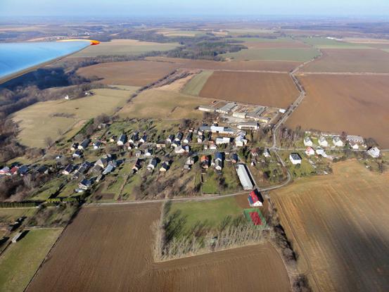 Slezské Rudoltice Slezské Rudoltice leží jižním směrem od města Osoblaha, v blízkosti hranice s Polskem. Severní částí obce prochází trasa úzkokolejné železniční trati na trase z Třemešné do Osoblahy.