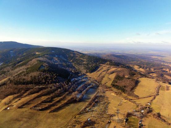 Vyhlídková věž je vysoká 19,3 m a je z ní výhled na rovinaté Polsko, město Zlaté Hory, hřebeny Hrubého Jeseníku s nejvyšší horou Pradědem i nedalekou rozhlednu Zlatý Chlum, při dobré viditelnosti lze