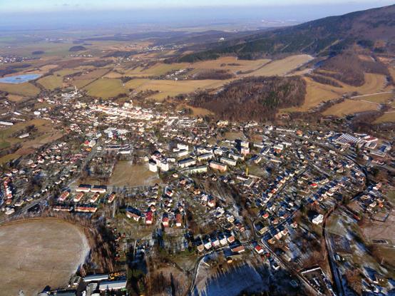 Marie, špitální kostel sv. Kříže, kaple sv. Rocha, nad městem se tyčí Biskupská kupa. Historii života na Zlatohorsku dokumentují sbírky městského muzea se stálou expozicí historie hornictví.
