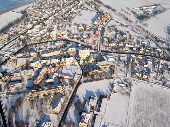 Krnov Město Krnov se nachází na hranici s Polskou republikou, na soutoku řek Opavy a Opavice, v místě, kde Nízký Jeseník přechází ve Slezskou nížinu. Vznik města sahá do 13.