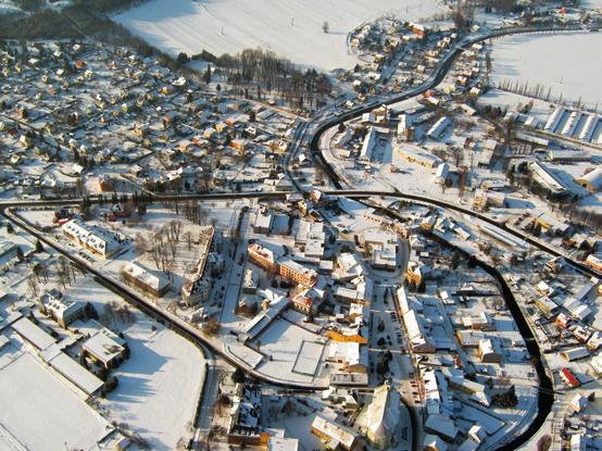 Město, bohaté na zeleň, obklopují lesy s turistickými chodníky, odpočívadly, dětskými hřišti a naučnými stezkami. www.krnov.
