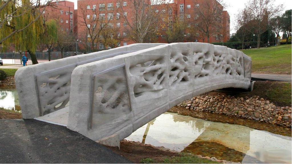První betonový most pro chodce na světě (Madrid) 12 metrů na délku, 2m na šířku Čtyři přednosti 3D technologie pro betonové stavby: 1.