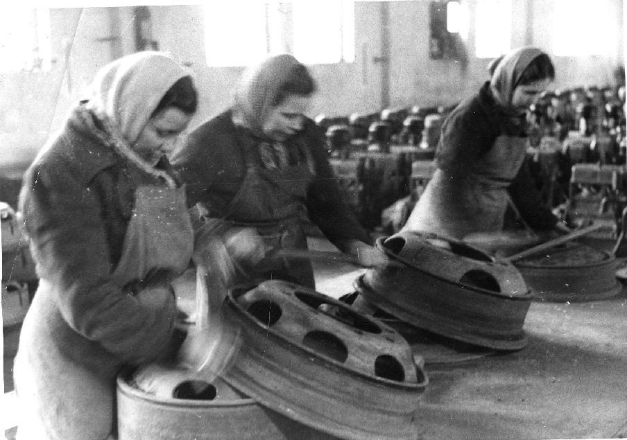 Nucené práce Totálně nasazení ze Sovětského svazu pracující v německém zbrojním průmyslu, 1945 V letech 1939 až 1945 bylo na nucené práce v Německé říši a na územích, která Němci anektovali, nasazeno