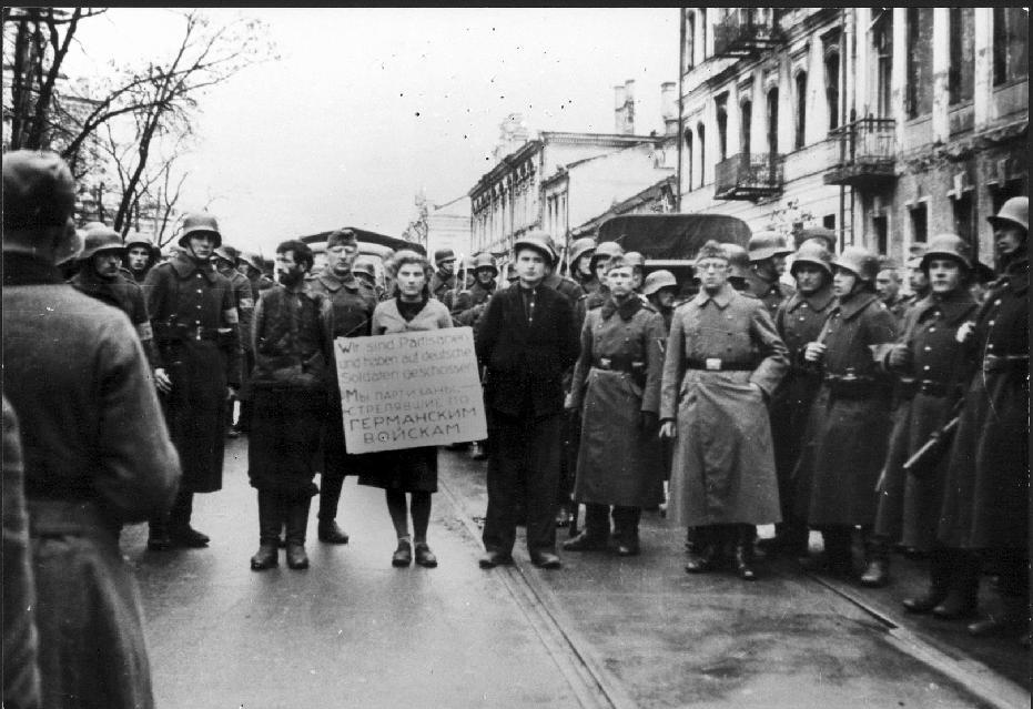 Občanský odpor a ozbrojený odboj Odbojáři před popravou v Minsku, Německem okupované Bělorusko, 26. října 1941. Nápis na ceduli říká: Jsme partyzáni a zastřelili jsme německé vojáky.