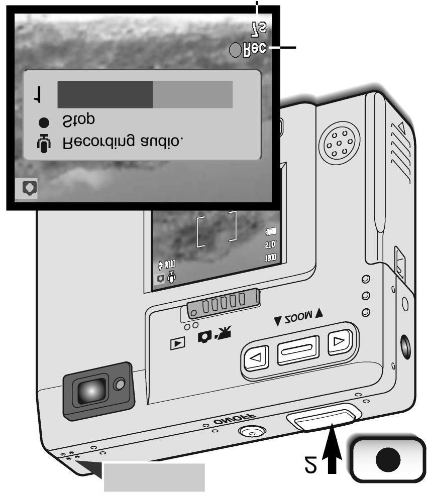 Pokud je aktivní, je signalizována bílou ikonou mikrofonu na zobrazovači LCD. Pokud je zobrazovač LCD vypnutý (str. 48), automaticky se aktivuje na dobu vyhrazenou pro zvukový komentář.