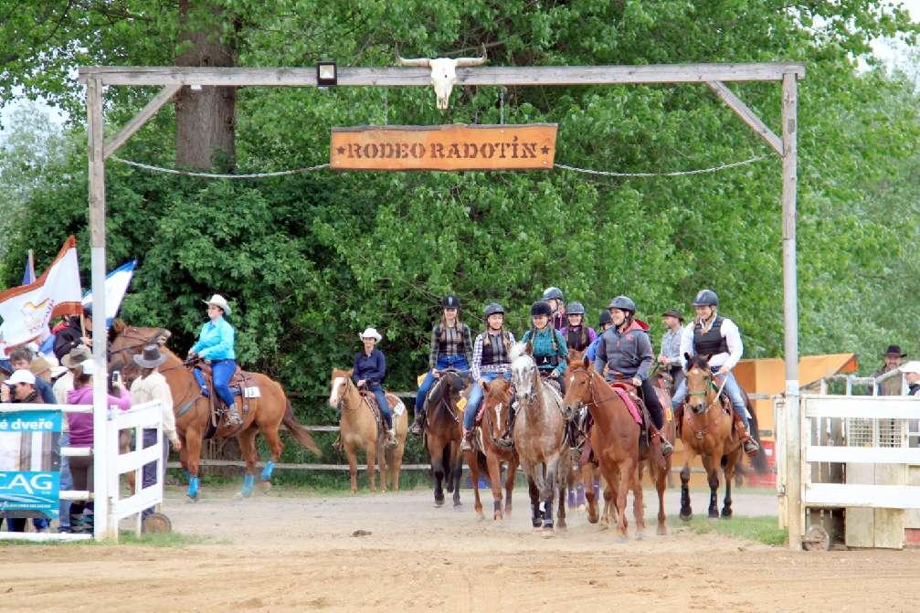 103 štít starosty Prahy 16 Mgr. Karla Hanzlíka a mimořádnou finanční prémii se jel Steer Wrestling, cenu si odvezl J. Fiala. Poslední soutěží bylo Přehánění telat, - Team Sorting.