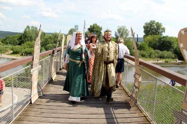 hladina se na chvíli stala divadelním jevištěm.