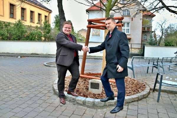 Vedle setkání známých, přátel i vedení obou měst a tradičního koncertu byl tento den mimořádný ještě jinak: byla odhalena pamětní deska u stromu přátelství, 15tileté lípy srdčité.