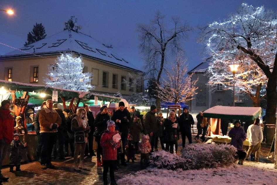 113 Předvánoční setkání se seniory Ve čtvrtek 7. prosince se konalo tradiční posezení klientů obou místních "pečovatelských" domů s vedením radotínské radnice.