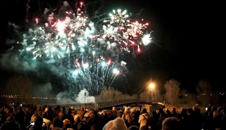 114 17. prosince, ve třetí a poslední adventní neděli, zatímco se z kostela sv. Petra a Pavla ozývala Rybova vánoční mše, venku před kostelem pokračoval Vánoční trh.