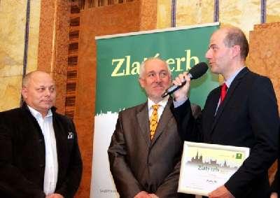 března v Rezidenci primátorky na Mariánském náměstí zástupci radotínské radnice z rukou pražského radního Libora Hadravy.