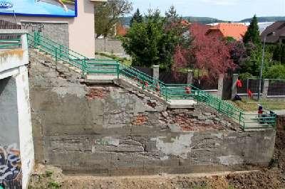 124 Nové obchody Obchod s dětským secondhandovým oblečením, který se nacházel na ulici Vrážská hned naproti vlakovému nádraží, vystřídalo během dubna pánské kadeřnictví.