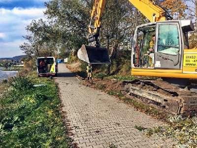 127 Čistilo se ústí Radotínského potoka Jak bylo správcem vodního toku (Povodí Vltavy) přislíbeno, 13. září začalo čištění koryta potoka a jeho ústí do Berounky.