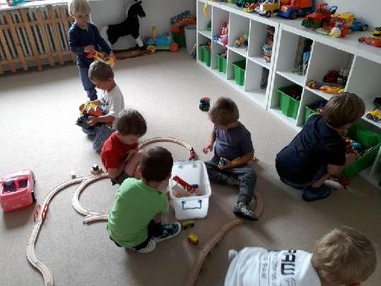Kolejáček nabízel miniškolku pro děti od 2let s kapacitou 11dětí na den a možností volby docházky od jednoho dopoledne po celotýdenní celodenní, nárazové hlídání dětí od 2let (mladší po dohodě), kdy