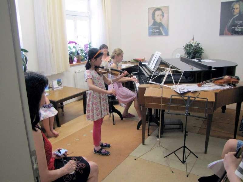 na vysokých školách s uměleckým nebo pedagogickým zaměřením. Škola v roce 2017 nabídla výuku ve stejných oborech jako v loňském roce. 30. května se škola otevřela veřejnosti u příležitosti ZUŠ Open.