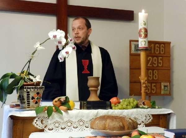 58 Církve Církev československá husitská Farář Mgr. David Hron Farář Mgr. David Hron zároveň spravoval obec v Modřanech. Náboženskou obec tvořilo zhruba osmdesát, převážně aktivních, členů.