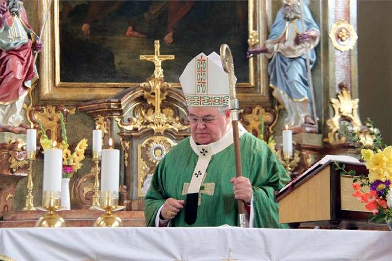 60 Římskokatolická církev Administrátor farnosti: P. Mgr. Zdeněk Skalický V neděli 27. srpna si v kostele sv. Petra a Pavla připomněla římskokatolická farnost v Praze-Radotíně 100.
