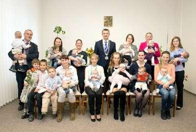 99 Vítání nových občánků Radotína V obřadní síni Městské části Praha 16 se ve čtvrtek 23.