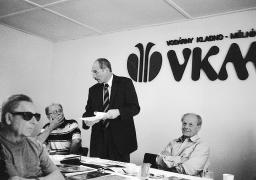 SOVAK Časopis oboru vodovodů a kanalizací číslo 6, strana 31/179 Obr. 1:Ředitel a předseda představenstva a. s. Vodárny Kladno Mělník Ing. Jaroslav Barták (stojící) Obr.