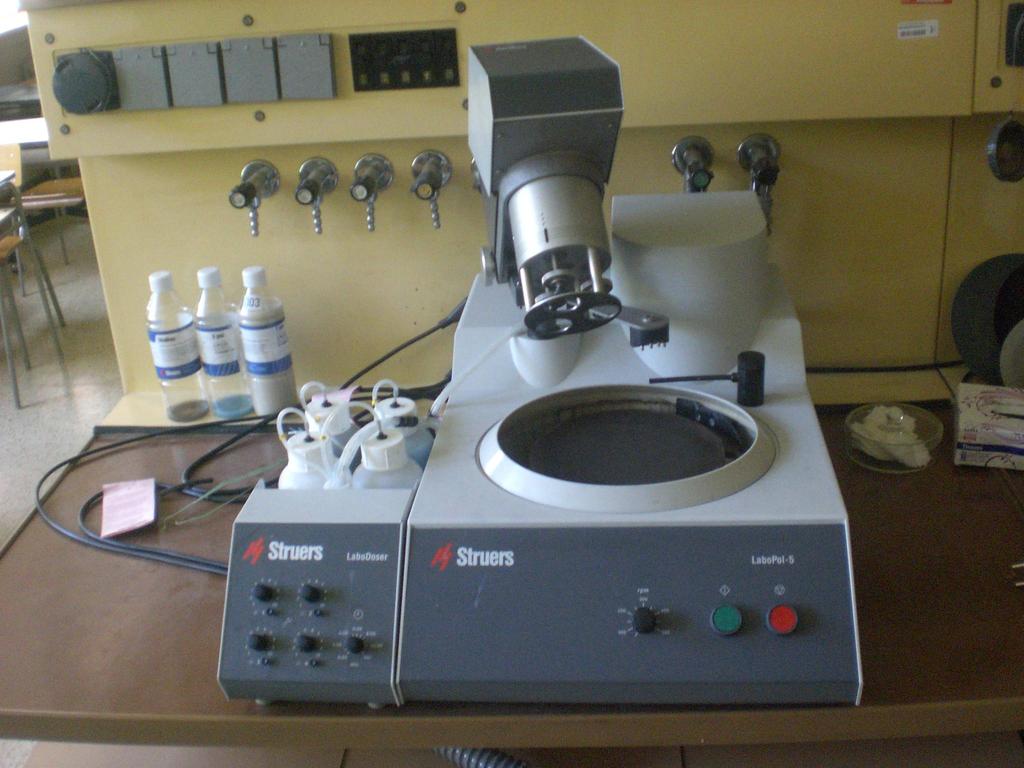 FSI VUT DIPLOMOVÁ PRÁCE List 53 Dále následovalo broušení vzorku na automatickém leštícím přístroji Struers LaboPol-5.