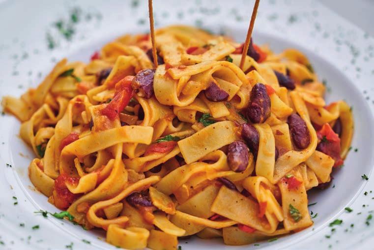 petrželkou a parmezánem Rigattone con Agnello carne 400 g 189 s jehněčím ragú, houbami, rajčaty, šalotkou, smetanou a sýrem pecorino Rigattone al Arrabiata 380 g 169 s pancettou, olivami, loupanými