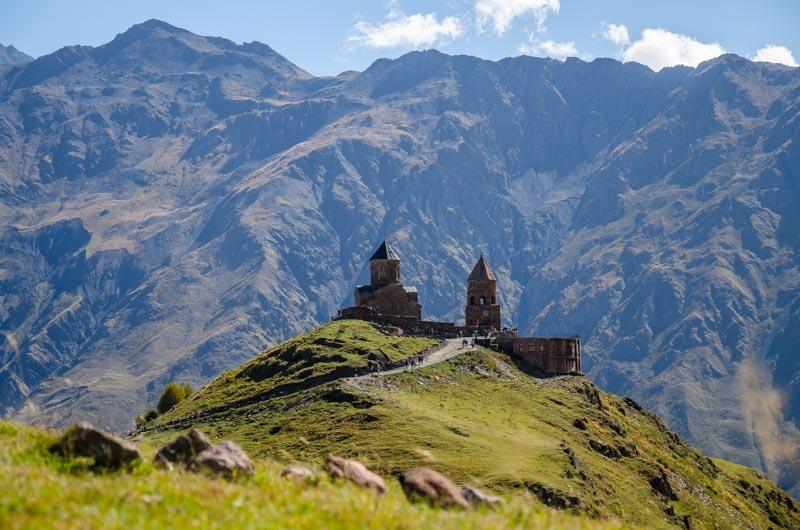 Gruzie rady, tipy, triky a průvodce vše, co potřebujete před cestou znát! Kavkazské vrcholy, tyčící se do výšek přes 5000 m.