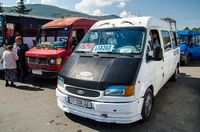 Několikrát jsme jeli marshrutkou, kde bylo zhruba 2x více lidí než sedadel. Marshrutky jsou obecně velice levné krátké trasy vyjdou na pár korun a třeba trasa Tbilisi Kutaisi stojí zhruba 90 Kč.