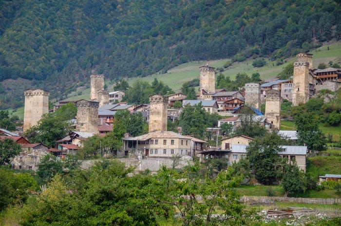 Typické Gruzínské Taxi starý Mercedes Letecky Pokud plánujete výlet do pohoří Svaneti, rozhodně zvažte možnost do Mestie letět.