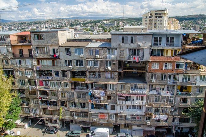 Vybírejte podle fotek a recenzí a pokud nebudete chodit do těch úplně nejlevnějších míst, jedná se i o celkem slušně kvalitní ubytování. Budova často vypadá zvenku strašně, ale zevnitř Vás překvapí.