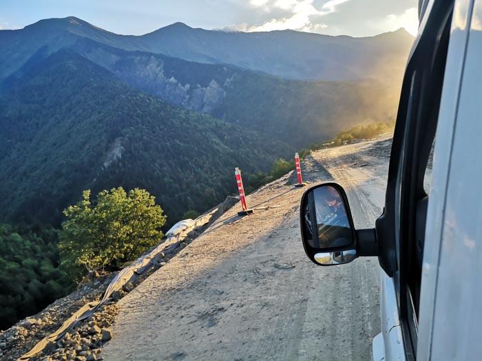 Rozpadlá silnice mezi Zugdidi a Mestia. Co dalšího byste měli vědět Voda z kohoutku je po celé zemi pitná, jsou ale lidé, kteří varují nad špatným stavem potrubí v některých starších budovách.