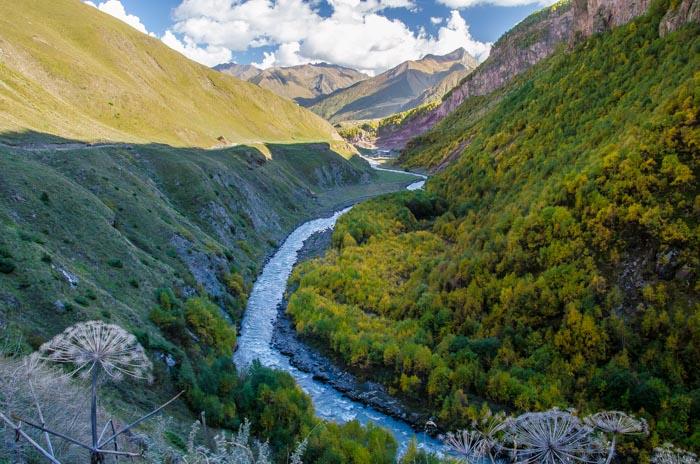 Nádherné podzimní barvy v Kazbegi Peníze a přibližné ceny v Gruzii Gruzie je celkově o něco levnější než Česko. Jídlo v restauracích je levnější, supermarkety jsou přibližně stejně drahé.