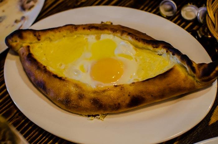 Jídlo a pití Gruzínská kuchyně je úžasná. Na své si přijdou jak milovníci masa, tak vegetariáni. Ve většině jídel je všudypřítomný koriandr či kopr.