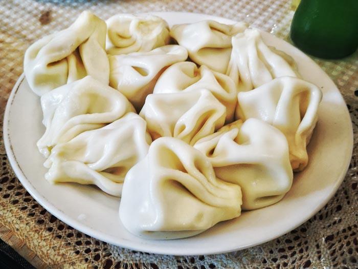 Khinkali taštičky s vývarem Shashlik / Mtsvadi grilovaný masový špíz Ojakhuri grilované maso s bramborem a cibulkou Kubdari placky, plněné masem Lobiani podobné jako chačapuri, ale plněné fazolemi