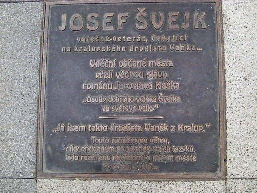 Je zde velká a dobře upravená plocha s rekonstruovanou