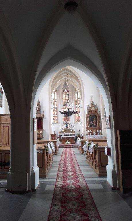 Palackého náměstí dominuje jeden z orientačních bodů města, odevšad viditelný kostel Nanebevzetí Panny Marie a svatého Václava. V jinak věčně zavřeném kostele se chystala svatba.